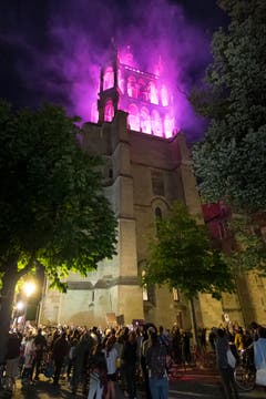 Die Kathedrale in Lausanne mit violettem Kopf. (Bild: KEYSTONE/Laurent Gillieron)