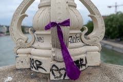 In der ganzen Stadt sind violette Bänder befestigt, so wie an diesem Laternenpfahl auf der Mittleren Brücke, im Rahmen des Frauenstreiks in Basel am Freitag, 14 Juni 2019. (Bild: KEYSTONE/Georgios Kefalas)