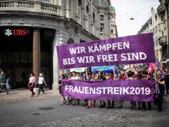 Klare Ansage der Teilnehmenden am Frauenstreik in St. Gallen. (Bild: KEYSTONE/GIAN EHRENZELLER)