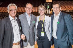 Der ehemalige Nationalrat und Bankrat Hansueli Raggenbass mit Ex-Bankrat Marcel Bühler, TKB-Kommunikationschefin Anita Schweizer und Vivian Brunner, ehemals Mitglied der TKB-Geschäftsleitung an der Partizipanten-Versammlung 2019 in der Bodensee-Arena in Kreuzlingen.