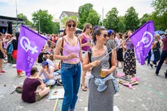 Frauen und Männer treffen sich auf dem Helvetiaplatz anlässlich des Frauenstreiks in der ganzen Schweiz, am Freitag, 14. Juni 2019, in Zürich. (Bild: KEYSTONE/Melanie Duchene)