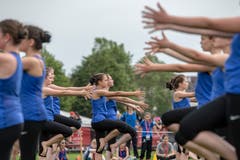 Eine Gymnastik Gruppe zeigt ihr Können. (Bild: Urs Flüeler / Keystone, Aarau, 14. Juni 2019)