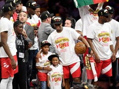 Mega-Party bei den Raptors: Kyle Lowry feiert den Titel der Raptors mit seinen Kindern (Bild: KEYSTONE/AP The Canadian Press/FRANK GUNN)