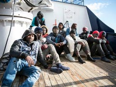 Migranten auf einem Rettungsschiff der privaten Organisation Sea-Eye auf dem Mittelmeer. (Bild: KEYSTONE/AP/RENE ROSSIGNAUD)