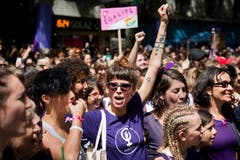 Frauenstreik in Lausanne. (Bild: KEYSTONE/Jean-Christophe Bott)