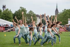 Eine Gymnastik-Gruppe zeigt ihr Können. (Bild: Urs Flüeler / Keystone, Aarau, 14. Juni 2019)