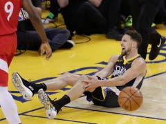 Bei der Niederlage werden die Warriors erneut vom Verletzungspech verfolgt: Topskorer Klay Thompson muss im dritten Viertel verletzt vom Parkett (Bild: KEYSTONE/EPA/MONICA M DAVEY)