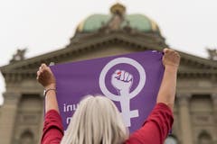 Eine Frau schwingt die Fahne des Frauenstreiks vor dem Bundeshaus, am Freitag, 14. Juni 2019 in Bern. (Bild: KEYSTONE/Alessandro della Valle)