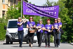 Lehrerinnen auf ihrem Protestmarsch durch das Quartier von Hottingen in Zürich. (Bild: KEYSTONE/Walter Bieri)