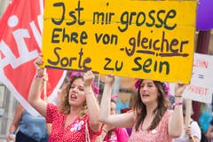 Diese Demonstrantinnen zitieren Emil Manser, das vor bald 15 Jahren verstorbene Luzerner Stadtoriginal. (Bild: Pius Amrein, Luzern 14. Juni 2019)