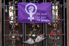 Dort, wo normalerweise Freundschaftschlösser befestigt werden, hängt ein Büstenhalter und ein Palakt für den Frauenstreik am Käppelijoch in Basel am Freitag, 14 Juni 2019. (Bild: KEYSTONE/Georgios Kefalas)