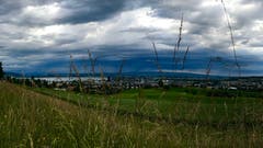 Eine Regenfront zog gestern auch in Zug auf. (Bild: Peter Bumbacher, Zug, 15. Juni 2019)