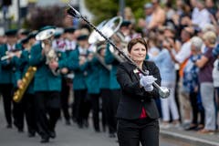 Die Feldmusik Hellbühl marschiert zum Taktstock. (Bild: Philipp Schmidli, Hergiswil, 15. Juni 2019)