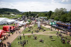 Emsiges Treiben auf dem Wettkampfareal im Schachen in Aarau. (Bild: Marc Schumacher/freshfocus, Aarau, 15. Juni 2019)