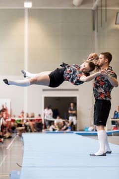 Ein rechter Winkel in der Luft: Simon Stalder und Celine Leber (STV Rickenbach) turnen am Boden. (Bild: Severin Bigler, Aarau, 15. Juni 2019)