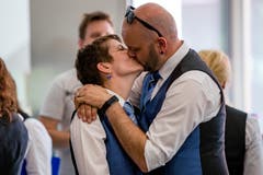Mitglieder des Musikvereins Buochs vertreiben sich die Zeit vor ihrem Auftritt. (Bild: Philipp Schmidli, Hergiswil, 15. Juni 2019)