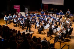 So sieht dann das Bühnenbild aus: Von Röhrenglocken über Marimbas, Tubas und Posaunen – die Welt der Blasmusik ist vielfältig. (Bild: Philipp Schmidli, Hergiswil, 15. Juni 2019)