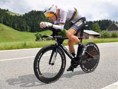 Der Australier Rohan Dennis, der erste Leader der Tour de Suisse, auf dem Weg zu seinem ersten Sieg im Dress des Weltmeisters (Bild: KEYSTONE/EPA KEYSTONE/GIAN EHRENZELLER)