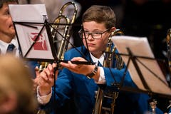 Ein junger Musiker der Feldmusik Lungern richtet seinen Notenständer. (Bild: Philipp Schmidli, Hergiswil, 15. Juni 2019)