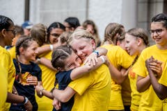 Geschafft – und überglücklich. Anders kann diese beherzte Umarmung nicht gedeutet werden. (Bild: Nadia Schärli/Luzerner Zeitung, Hitzkirch, 15. Juni 2019)
