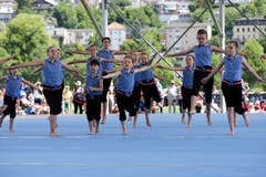 Kinder führen Eingeübtes am Eidgenössischen Turnfest in Aarau vor. (Bild: Marc Schumacher/freshfocus, Aarau, 15. Juni 2019)
