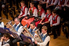 Zuschauer hören dem Vortrag des Musikvereins Buochs zu. (Bild: Philipp Schmidli, Hergiswil, 15. Juni 2019)
