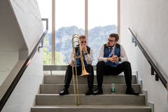 Es wurde jedoch nicht nur marschiert: Auch die Konzertvorträge waren fester Bestandteil des Musikfests. Hier warten Mitglieder vom Musikverein Buochs auf ihren Auftritt. (Bild: Philipp Schmidli, Hergiswil, 15. Juni 2019)