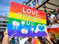Ein Plakat zum diesjährigen Zurich Pride Festival in Zürich vom Samstag. (KEYSTONE/Melanie Duchene)
