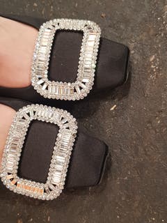 Jian Xus Schuhe von Miu Miu: die Schnallen sind mit Strass verziert.