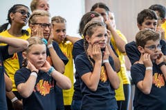 Auflockern der Gesichtsmuskulatur. (Bild: Nadia Schärli/Luzerner Zeitung, Hitzkirch, 15. Juni 2019)