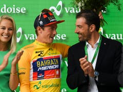 Rohan Dennis bei der Siegerehrung zusammen mit Fabian Cancellara (Bild: KEYSTONE/GIAN EHRENZELLER)