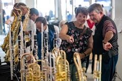 Besucher betrachten an einem Stand Instrumente. (Bild: Philipp Schmidli, Hergiswil, 15. Juni 2019)