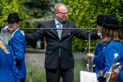 Der Dirigent der Feldmusik Lungern richtet aus. An der Marschmusik spielt nämlich nicht nur der Klang, sondern auch die gleichmässige Aufteilung eine elementare Rolle. (Bild: Philipp Schmidli, Hergiswil, 15. Juni 2019)