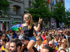 Impressionen vom diesjährigen Zurich Pride Festival vom Samstag in der Stadt Zürich, das unter dem Motto " STRONG IN.DIVERSITY " steht. (KEYSTONE/Melanie Duchene)