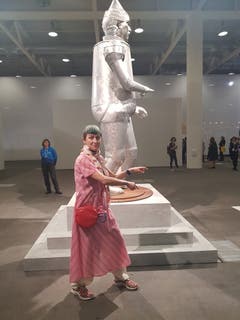 Pipilotti Rist in einem dreiteigligen indischen Kleid vor Coco Fuscos «Tin Man of the 21th Century».