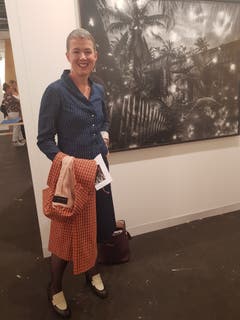 Kathleen Bühler (in Viento und Marccain), Leiterin der Abteilung Gegenwartskunst, Kunstmuseum Bern, vor einer Fotografie Julian Charrières.