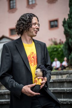 Auch Chorleiter Simon Strebel ist nach dem Auftritt glücklich. (Bild: Nadia Schärli/Luzerner Zeitung, Hitzkirch, 15. Juni 2019)