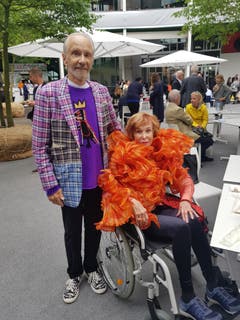 Norah und Norman Stone, Sammlerpaar aus San Francisco. Sie trägt eine orange Stola der Designerin und Fotografin Elke Walter. Er ein kariertes Sakko von Comme des Garçons. Seinen violetten Pullover ziert ein Motiv des Künstlers Jean-Michel Basquiat.