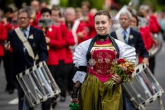 Eine Ehrendame bei der Harmoniemusik Stans bei der Parademusik. (Bild: Philipp Schmidli, Hergiswil, 15. Juni 2019)