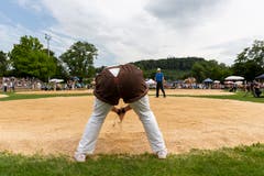 Herger Matthias' Griff ins Sägemehl. (Bild: Severin Bigler, Aarau, 15. Juni 2019)