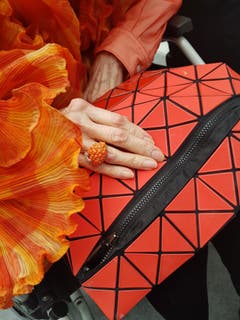 Norah Stones knallrote Tasche von Issey Miyake.