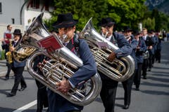 Auch die Tubisten müssen ihre schweren Instrumente im Gehen spielen. (Bild: Philipp Schmidli, Hergiswil, 15. Juni 2019)