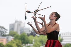 Als hätte sie vier Hände: Ivka Andelic turnt mit Laura Thomann (verdeckt) mit Keulen. (Bild: Marc Schumacher/freshfocus, Aarau, 15. Juni 2019)