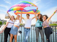 Junge Leute posieren für ein Foto auf der Quaibrücke anlässlich des diesjährigen Zurich Pride Festival vom Samstag in Zürich. (KEYSTONE/Melanie Duchene) (Bild: KEYSTONE/MELANIE DUCHENE)
