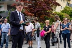 Ein Juror beurteilt einen Musikverein bei der Parademusik. (Bild: Philipp Schmidli, Hergiswil, 15. Juni 2019)