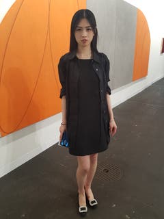 Jian Xu, die Mitarbeiterin eines Auktionshauses in Hongkong ist nach Basel gekommen, um ihre Privatsammlung zu erweitern. Sie trägt ein schwarzes Kleid der Designerin Ann Demeulemeester.