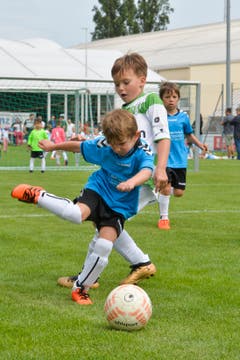 FCK Family Day in Kreuzlingen: Hier spielen die Bambini des FC Kreuzlingen gegen die der AS Calcio (blau). (Bild: Donato Caspari)