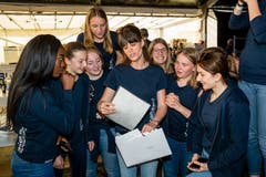 Der Jugendchor «InCanto» aus Ballwil nimmt mit Spannung sein Prädikat entgegen. (Bild: Philipp Schmidli, Hitzkirch, 16. Juni 2019)