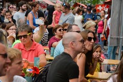 Das Publikum ist dem Fest entsprechend bunt gemischt. (Bild: Donato Caspari)