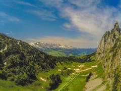 Auf der Wanderung zur Zwinglihütte, mit der Drohne aufgenommen. (Bild: Renato Maciariello)